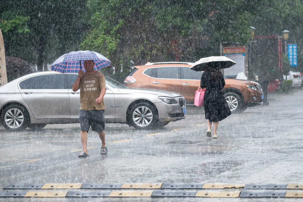 武汉出现极端暴雨天气，部分铁路封锁、限速