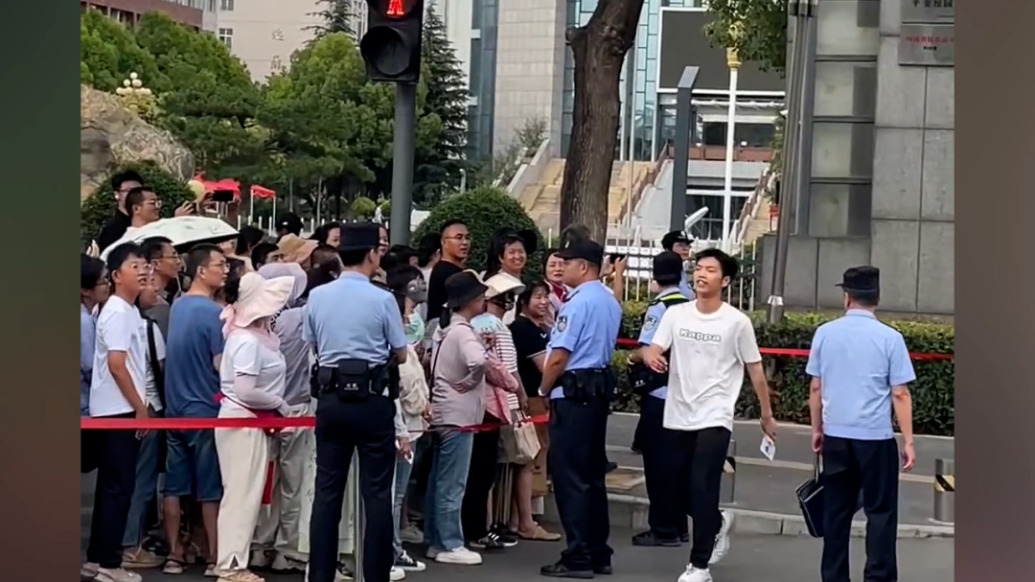 “难度不大，最低能考110分”，考完数学男生第一个冲出考场自信发言