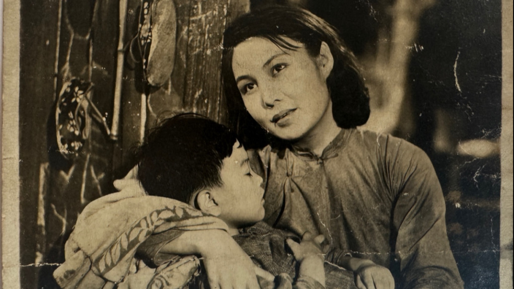 他是《一江春水向东流》里的小抗生，上官云珠也演过他的妈妈