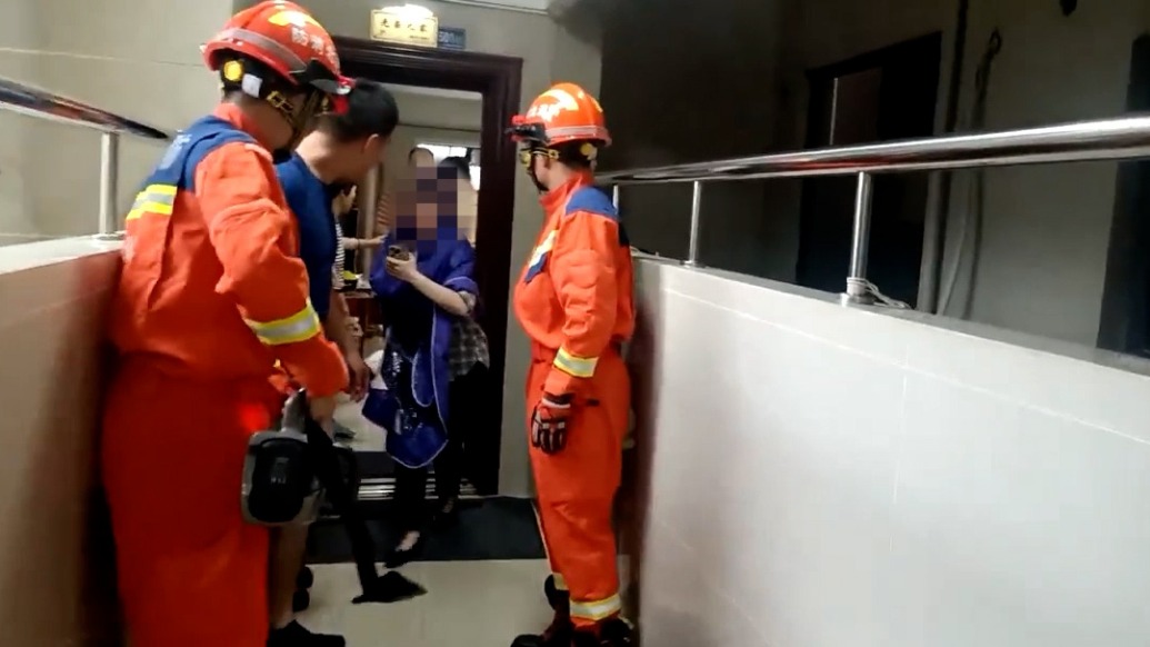 離開考不到半小時武漢一考生被智能門鎖困住，消防員緊急上門拆鎖