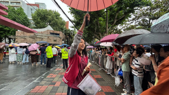 家長細雨中手捧鮮花等待，上海考生希望“外語二刷考到更理想的分數”