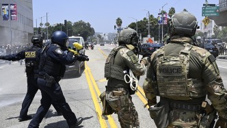 洛杉磯抗議升級！警方發射催淚彈驅散人群，高速公路遭阻斷