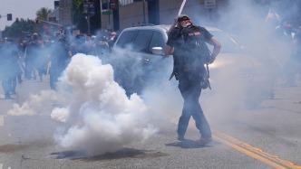 美国洛杉矶抗议者与国民警卫队发生冲突，新华社记者被催泪弹击中