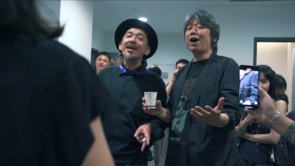 跟着镜头来后台听老狼和张玮玮的余兴演唱