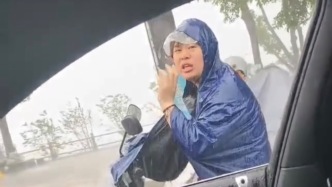 暴雨送考“雙重守護”！母親開車哥哥騎車緊跟，只為弟弟不遲到