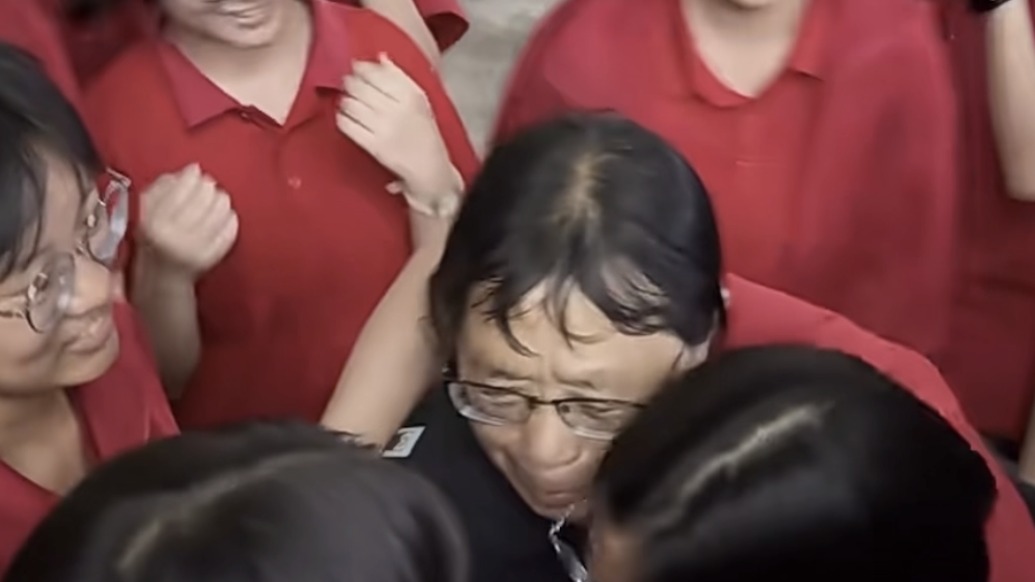 高三姑娘們在華坪女高的最后一晚，向張桂梅高喊：愛你，愛你