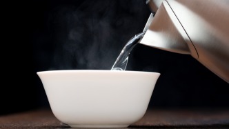 马上测｜烫碗能杀菌？实验显示100℃水菌落数降65%，50℃水效果不明显
