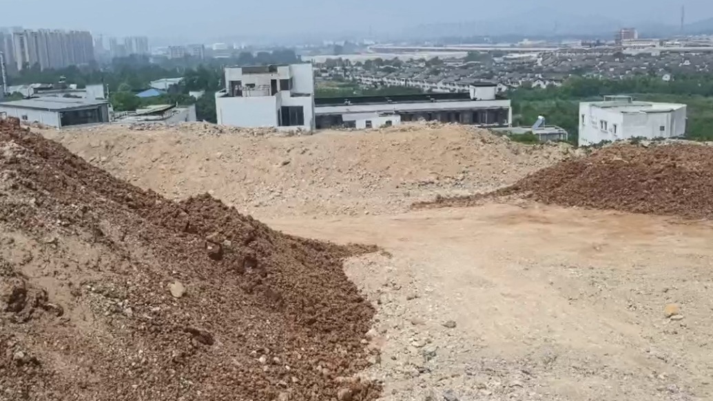 文化产业园建设时施工单位盗采山体石料，政府部门指定建设单位和责任人修复山体