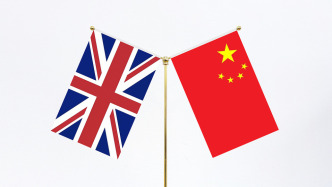 何立峰会见英国财政大臣里夫斯