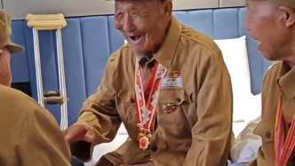 “咱沒想到有今天！”3位近百歲志愿軍戰友75年后再重逢，執手相看淚眼