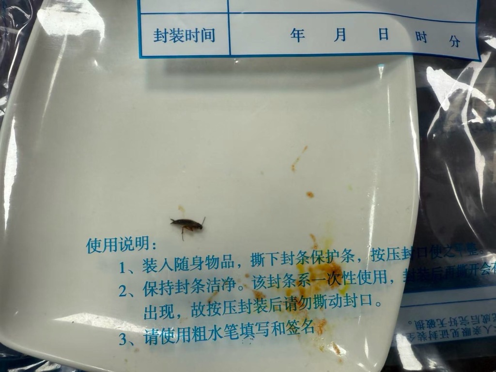 男子多次抓蟑螂并在用餐时丢入菜品，涉嫌敲诈勒索罪被刑拘