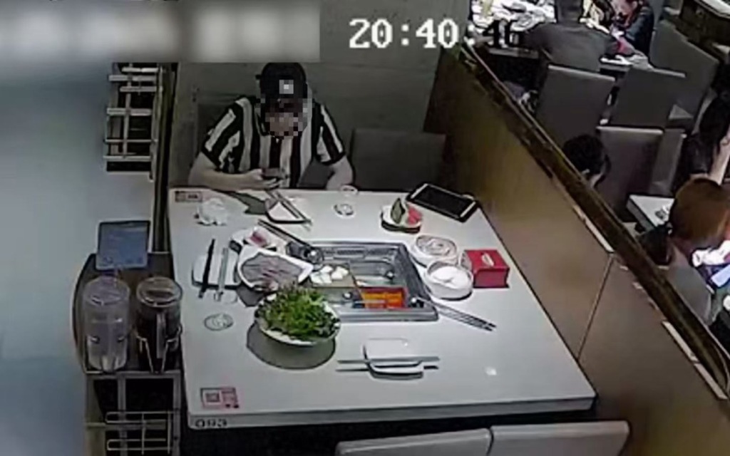 男子多次抓蟑螂并在用餐时丢入菜品，涉嫌敲诈勒索罪被刑拘