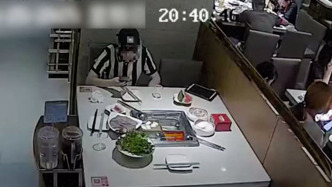 男子多次抓蟑螂并在用餐時(shí)丟入菜品，涉嫌敲詐勒索罪被刑拘