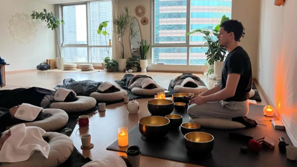 上海有白領(lǐng)嘗試“頌缽療愈”:花上百元躺墊子上,聽人敲缽