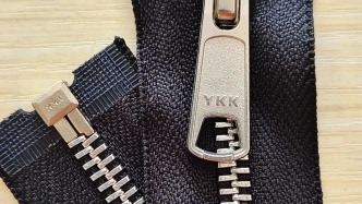 市監(jiān)總局公布商標(biāo)行政執(zhí)法典型案件：一企業(yè)生產(chǎn)假冒“YKK”拉鏈被移送公安處理
