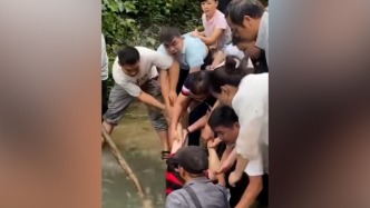 漩渦“吞人”，前消防員和多名游客合力施救