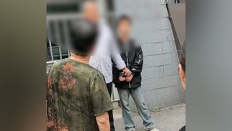 男孩疑因坐車起沖突被兩名男子用手銬拷住，警方介入