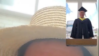 “有爸爸的肩頭媽媽的鋤頭，才有我今天的筆頭！”男生穿上學(xué)士服第一時(shí)間和爸媽視頻