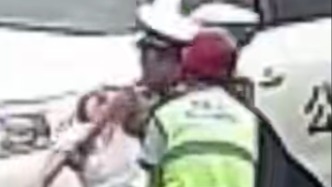 “堅持住，很快就到了！”高速上司機突發抽搐報警，交警將其抱上警車火速送醫