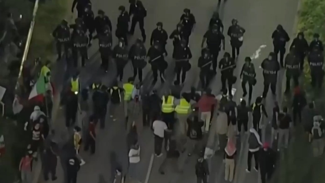 美國得州爆發反移民政策抗議,警方發射催淚彈驅散人群