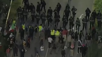 美國得州爆發(fā)反移民政策抗議，警方發(fā)射催淚彈驅(qū)散人群