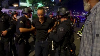 美媒記者直播洛杉磯騷亂時“消失”， 后稱被警察逮捕了