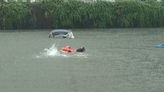 網約車司機不熟悉路況開進湖里，乘客上岸后大喊“我還要面試”