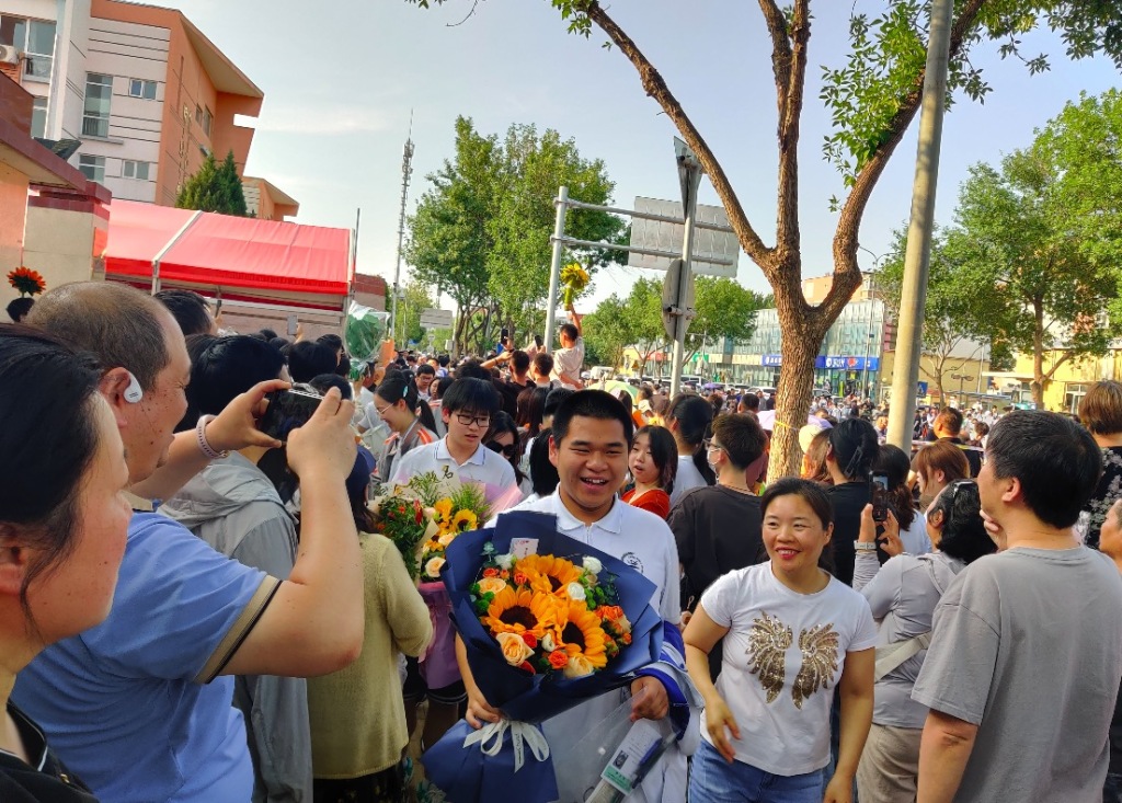 北京高考结束，有家长捧烤串迎接考生：孩子喜欢吃，也寓意“考好了”