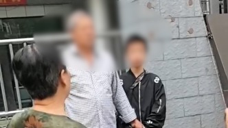 男孩乘公交和老人起爭執被聾啞大爺用手銬銬住，警方正調查手銬來源