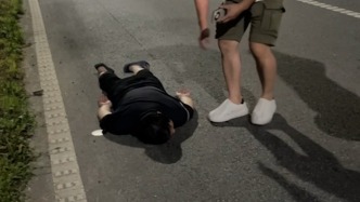 女子夜駕發現路上“黑影”以為是塑料袋，看清是個人停車守候并報警