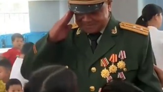一等功臣親臨校園！萌娃瞬間化身粉絲，摸到徽章激動得蹦蹦跳跳