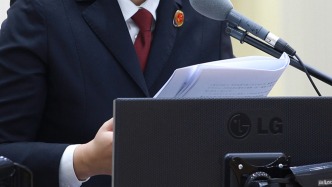 男子脅迫三兒童裸聊涉三罪，公訴人建議：雖犯罪時未成年但不應減輕處罰