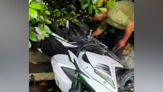 小伙騎機(jī)車摔倒被壓，路過夫妻化身“千斤頂”抬車救援