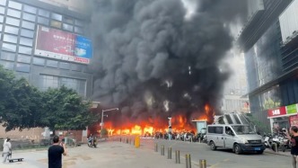重慶九龍坡區(qū)一摩托車臨時停放點起火，消防：火已撲滅，無人傷亡