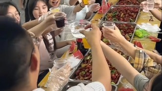 “硬核”禮物，班主任自費購買150斤龍蝦花8小時為畢業(yè)生做龍蝦宴