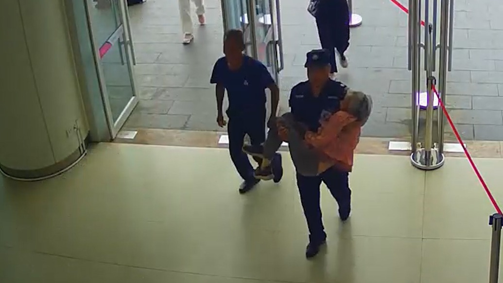 醫(yī)院保安最美“公主抱”，爭(zhēng)分奪秒抱起患者沖進(jìn)急診室