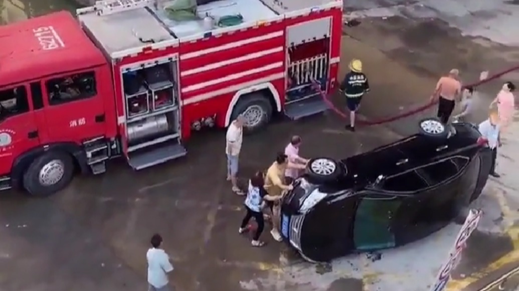 出警消防車被堵群眾合力掀翻違停車輛,中山應急部門:將追究車主責任