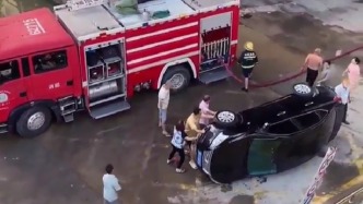 出警消防車被堵群眾合力掀翻違停車輛，中山應急部門：將追究車主責任