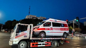 銀川市第三人民醫院：救護車與小轎車相撞側翻，3人輕傷均已離院