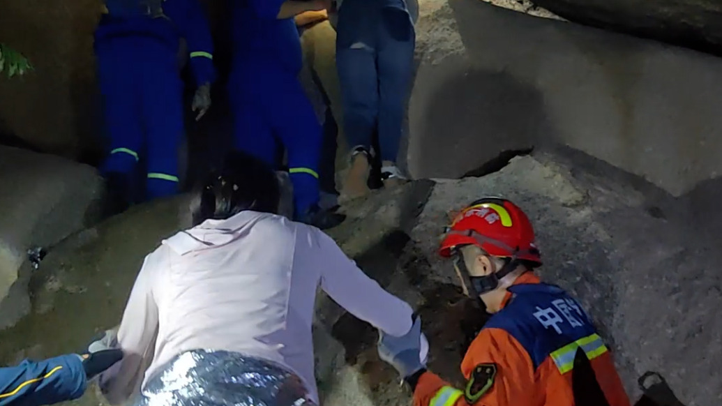 三名女子登山找不到下山路线，消防夜间紧急出动救援