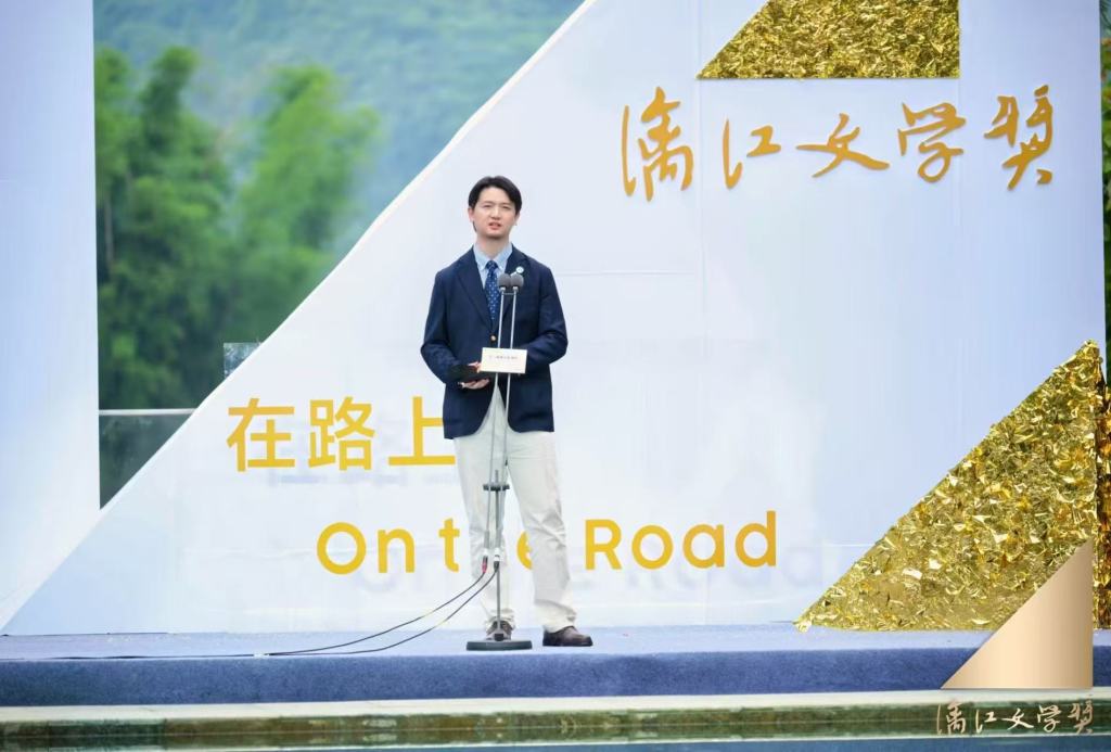 讲述了悲伤的获奖感言后，刘楚昕《泥潭》出版，余华写推荐语
