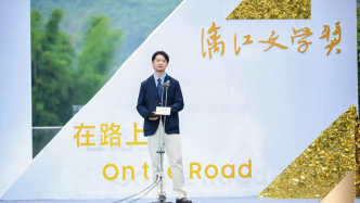 讲述了悲伤的获奖感言后，刘楚昕《泥潭》出版，余华写推荐语