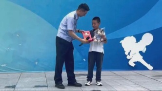 老人心臟驟停倒地，8歲男孩狂奔為醫(yī)警“導(dǎo)航” ，護(hù)士母親跪地生死救援