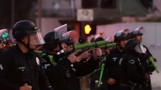 美國洛杉磯街頭抗議進入第六夜：警方嚴陣以待，緊張氣氛持續
