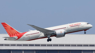 波音盤(pán)前跌超7%！印度航空一架787客機(jī)墜毀，機(jī)上人員超百人