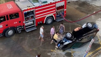 私家車占道擋住消防車被眾人推翻，中山官方：將對車主追責