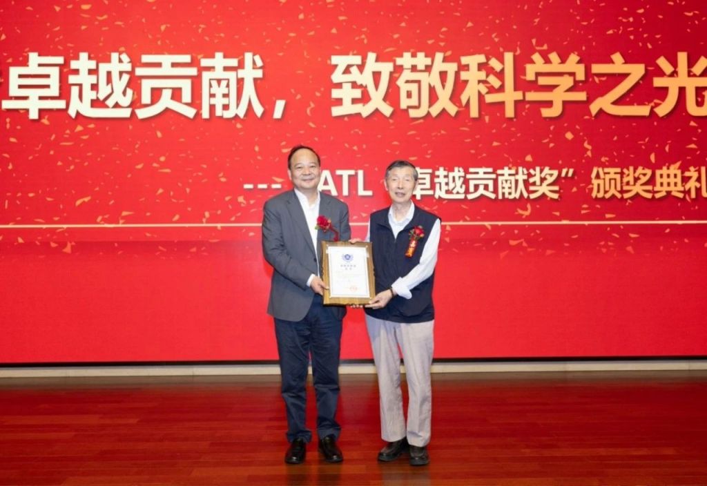 宁德时代致敬85岁“中国锂电池之父”，曾毓群称之为老师