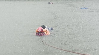 對話丨網約車墜湖后女司機水中聯系乘客取消訂單：談不上敬業，乘客肯定有重要的事