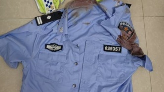 攔截沖卡轎車武漢一交警被頂行600余米，身負(fù)重傷仍在ICU