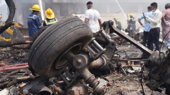 連線丨機(jī)載242人滿油起飛后墜毀，為何有旅客能奇跡生還？資深機(jī)長解析印度空難